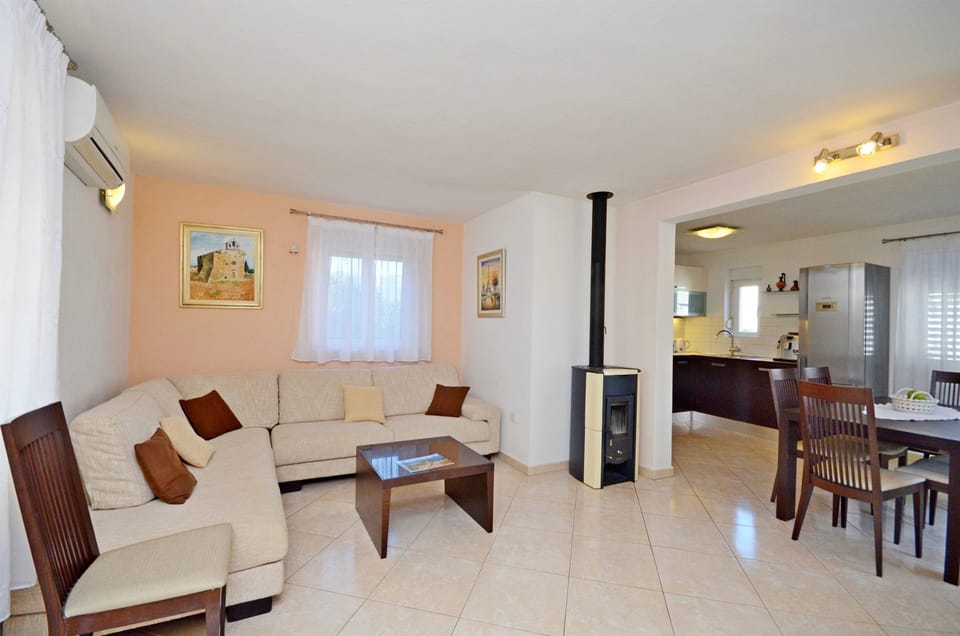 House | Living room | Smart TV, Netflix, DVD player, streaming services