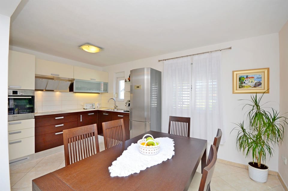 House | Private kitchen | Fridge, microwave, oven, stovetop