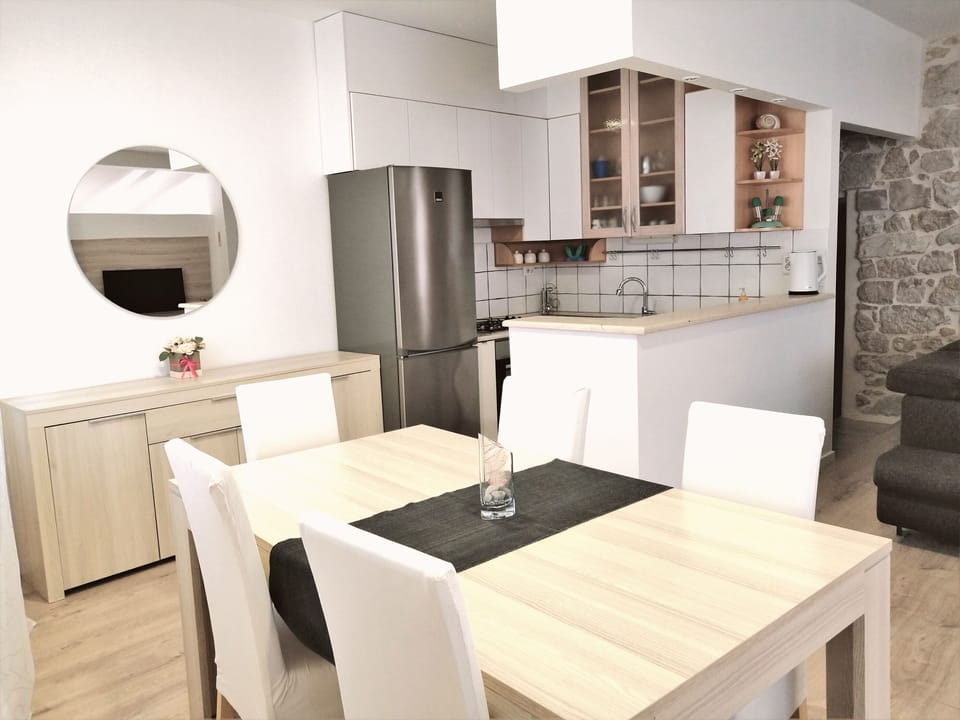 Private kitchen | Fridge, oven, stovetop, dishwasher