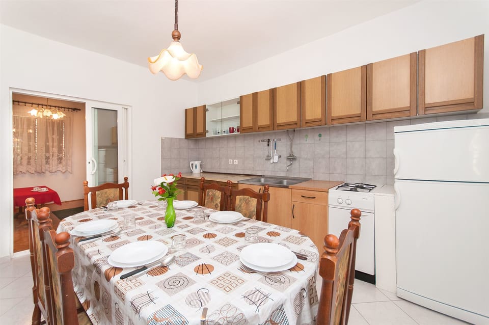 Apartment (A1) | Private kitchen | Fridge, stovetop, coffee/tea maker, electric kettle