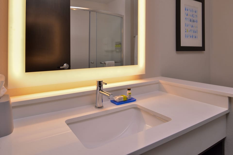 Combined shower/tub, free toiletries, hair dryer, towels