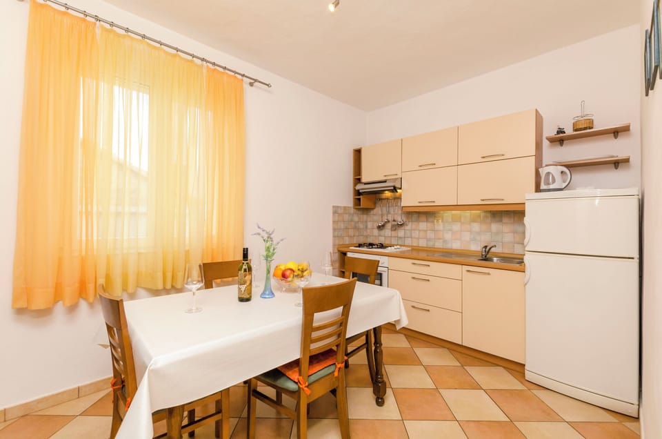 Apartment (A1) | Private kitchen | Fridge, oven, stovetop, electric kettle