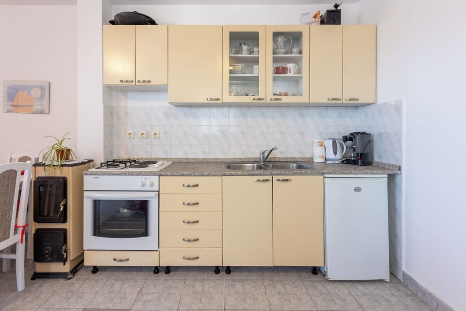 Apartment (A1) | Private kitchen | Fridge, oven, espresso maker, cookware/dishes/utensils