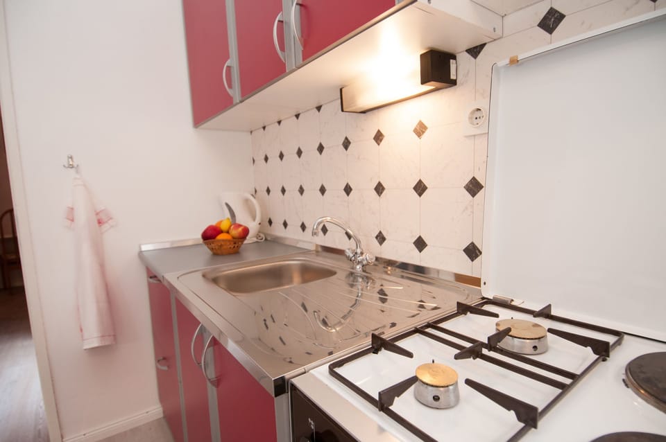 Private kitchen | Fridge, microwave, oven, stovetop