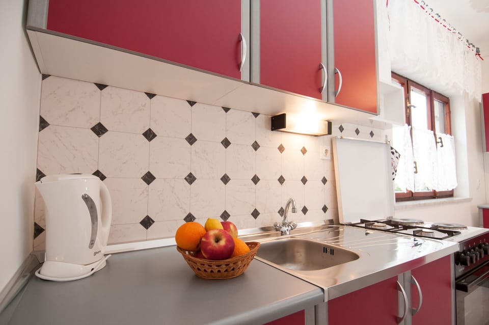 Private kitchen | Fridge, microwave, oven, stovetop