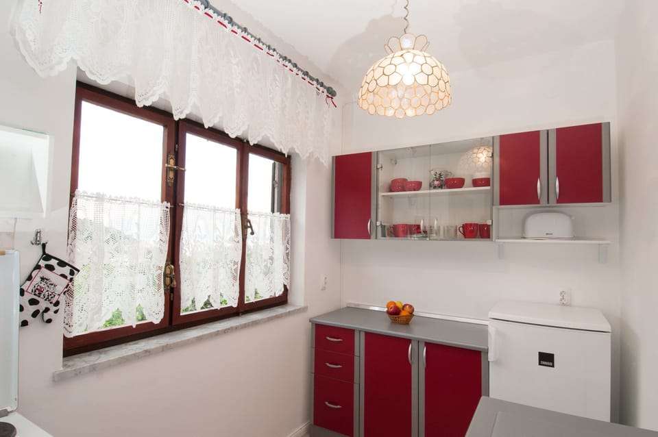 Private kitchen | Fridge, microwave, oven, stovetop
