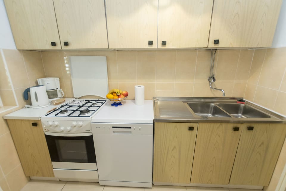 Apartment (A1) | Private kitchen | Fridge, microwave, oven, stovetop