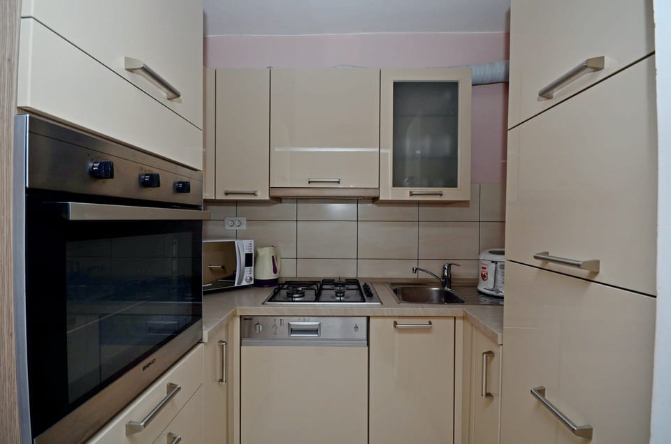 Private kitchen | Fridge, microwave, oven, stovetop