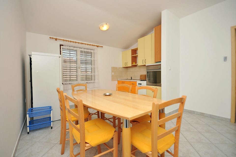 Private kitchen | Fridge, oven, stovetop, cookware/dishes/utensils