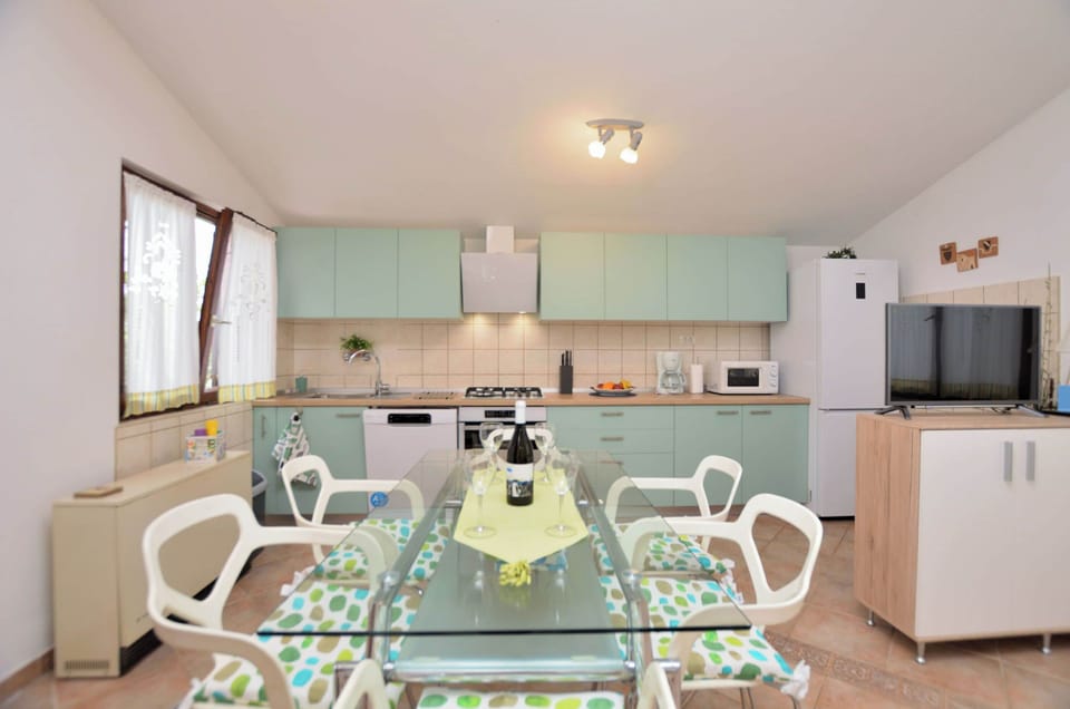 House | Private kitchen | Fridge, microwave, oven, stovetop