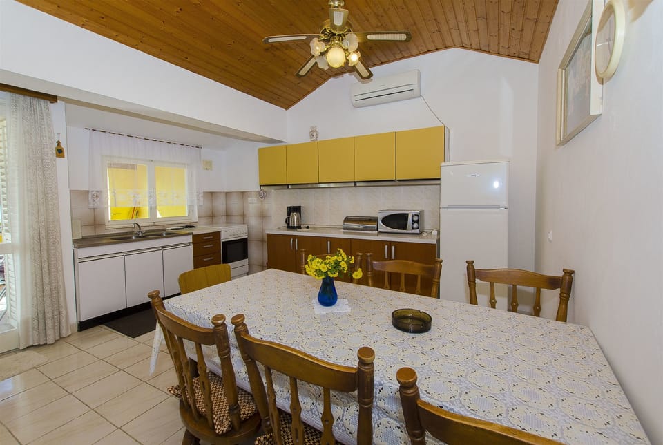 Private kitchen | Fridge, oven, stovetop, espresso maker