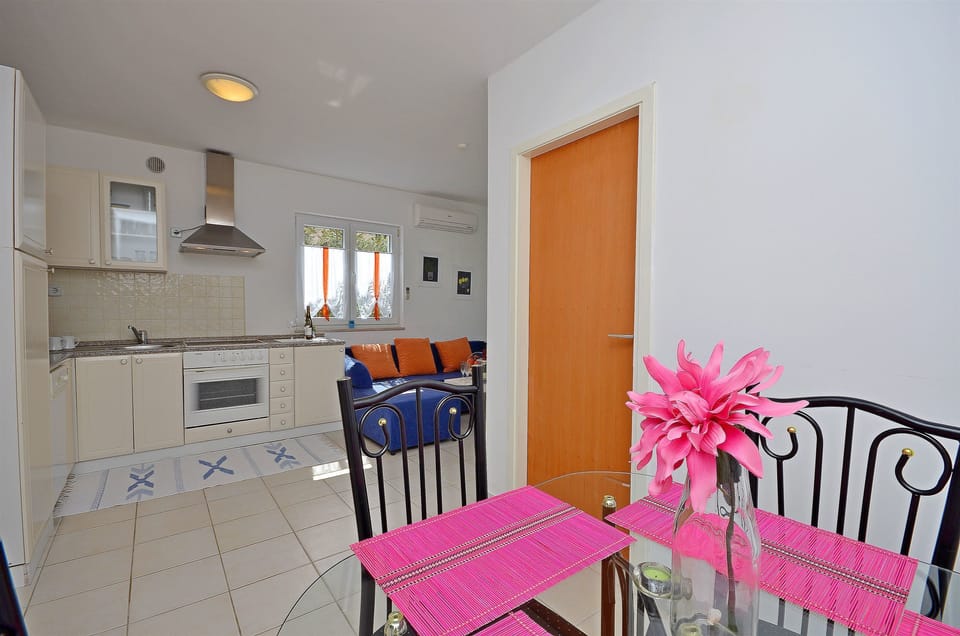Private kitchen | Fridge, microwave, oven, stovetop
