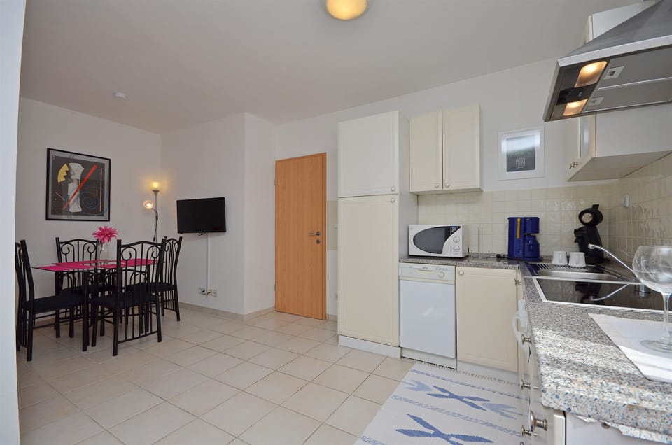 Private kitchen | Fridge, microwave, oven, stovetop