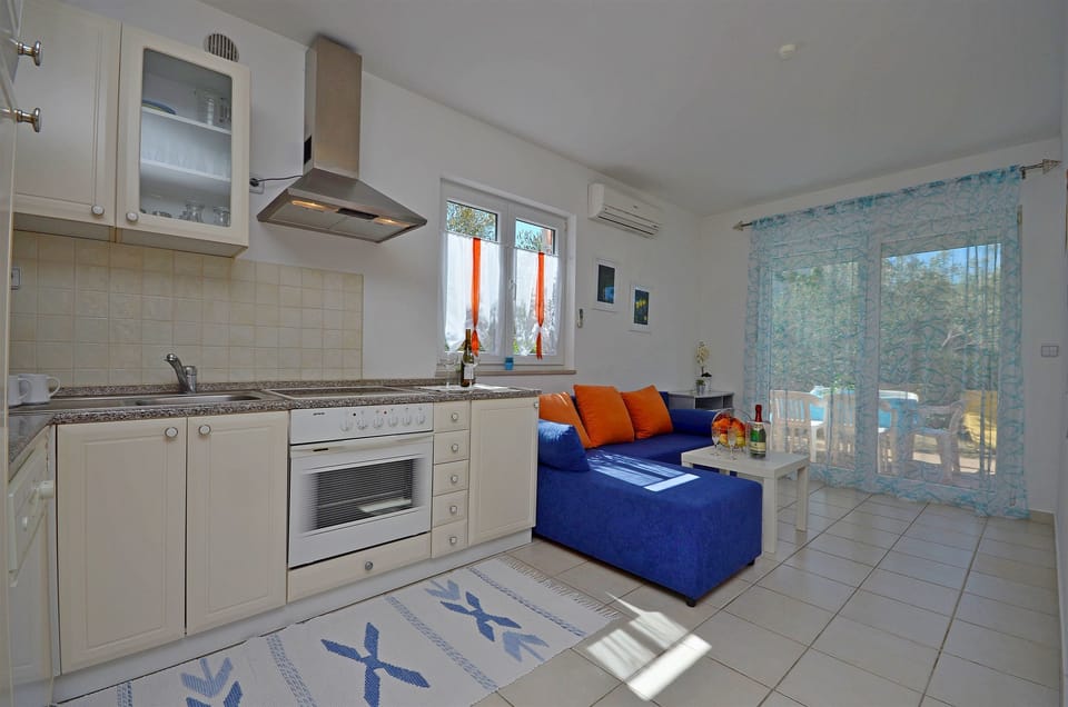 Private kitchen | Fridge, microwave, oven, stovetop