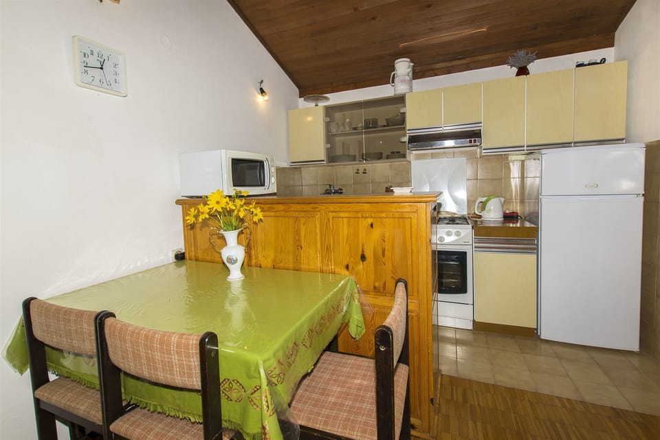 Private kitchen | Fridge, oven, stovetop, espresso maker