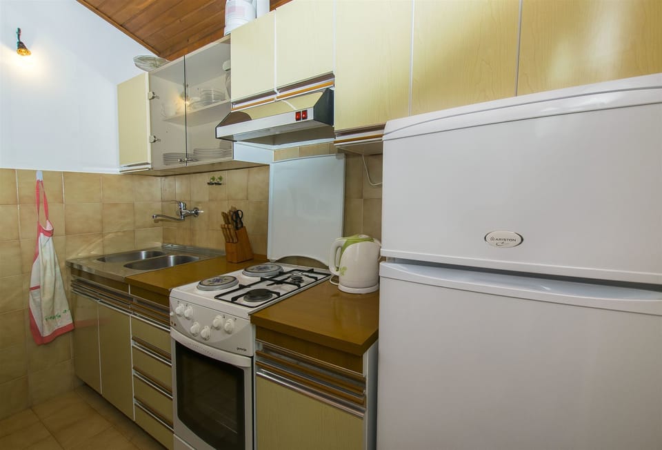 Private kitchen | Fridge, oven, stovetop, espresso maker