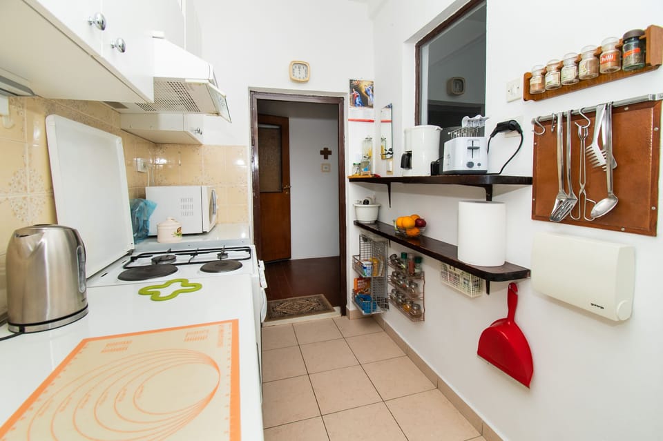 Private kitchen | Fridge, microwave, oven, stovetop