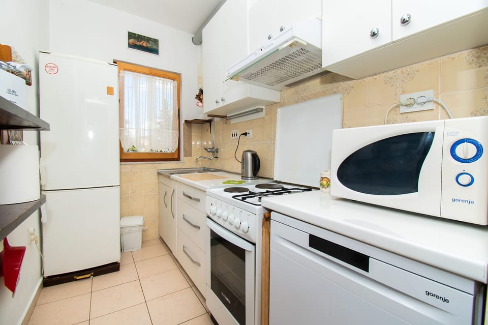 Private kitchen | Fridge, microwave, oven, stovetop