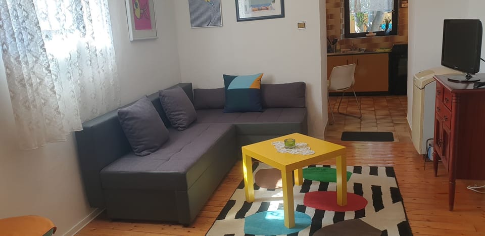 Studio (A1) | Living room | TV, fireplace