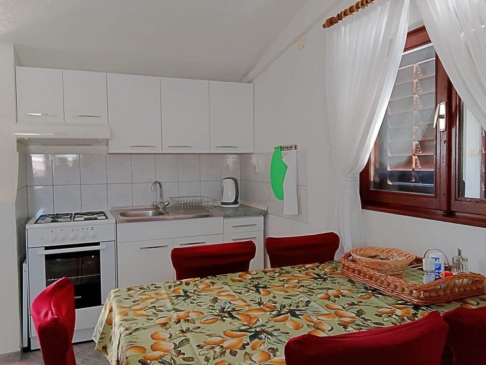Apartment (A1) | Private kitchen | Fridge, microwave, oven, stovetop