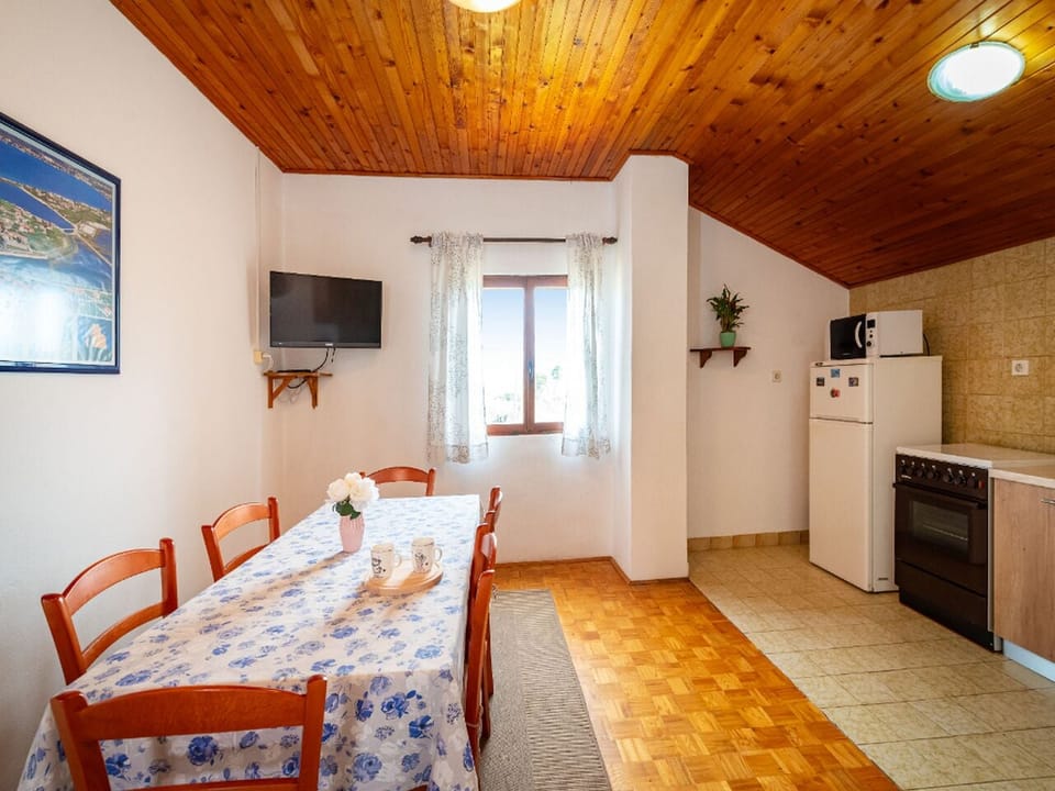 Apartment (A1) | Private kitchen | Fridge, microwave, oven, stovetop