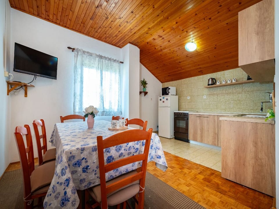 Apartment (A1) | Private kitchen | Fridge, microwave, oven, stovetop
