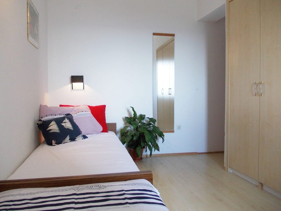 House | Iron/ironing board, WiFi (free), bed sheets