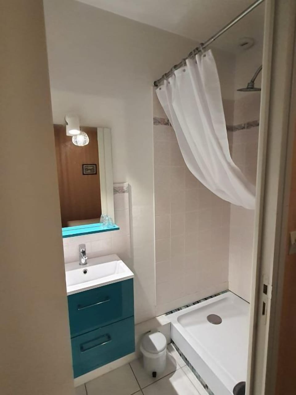 Family Room, Multiple Beds (3) | Bathroom | Shower, free toiletries, hair dryer