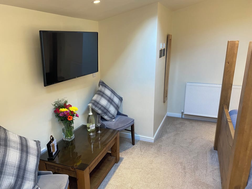 8 - King, Four Poster, Ground Floor | WiFi (free), bed sheets