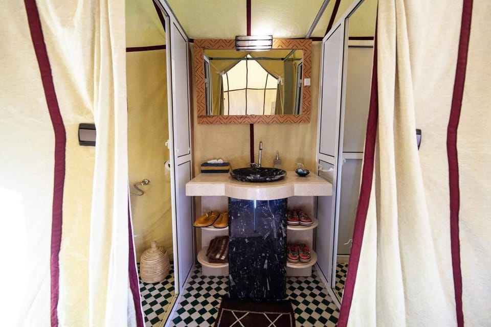 Deluxe Tent | Bathroom | Shower, rainfall showerhead, towels, soap