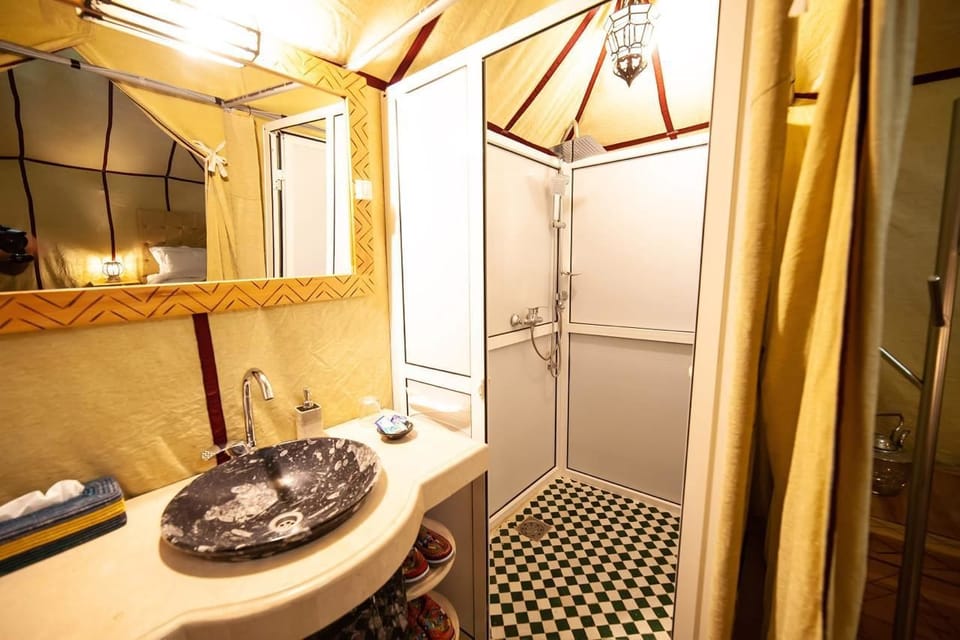 Deluxe Tent | Bathroom | Shower, rainfall showerhead, towels, soap