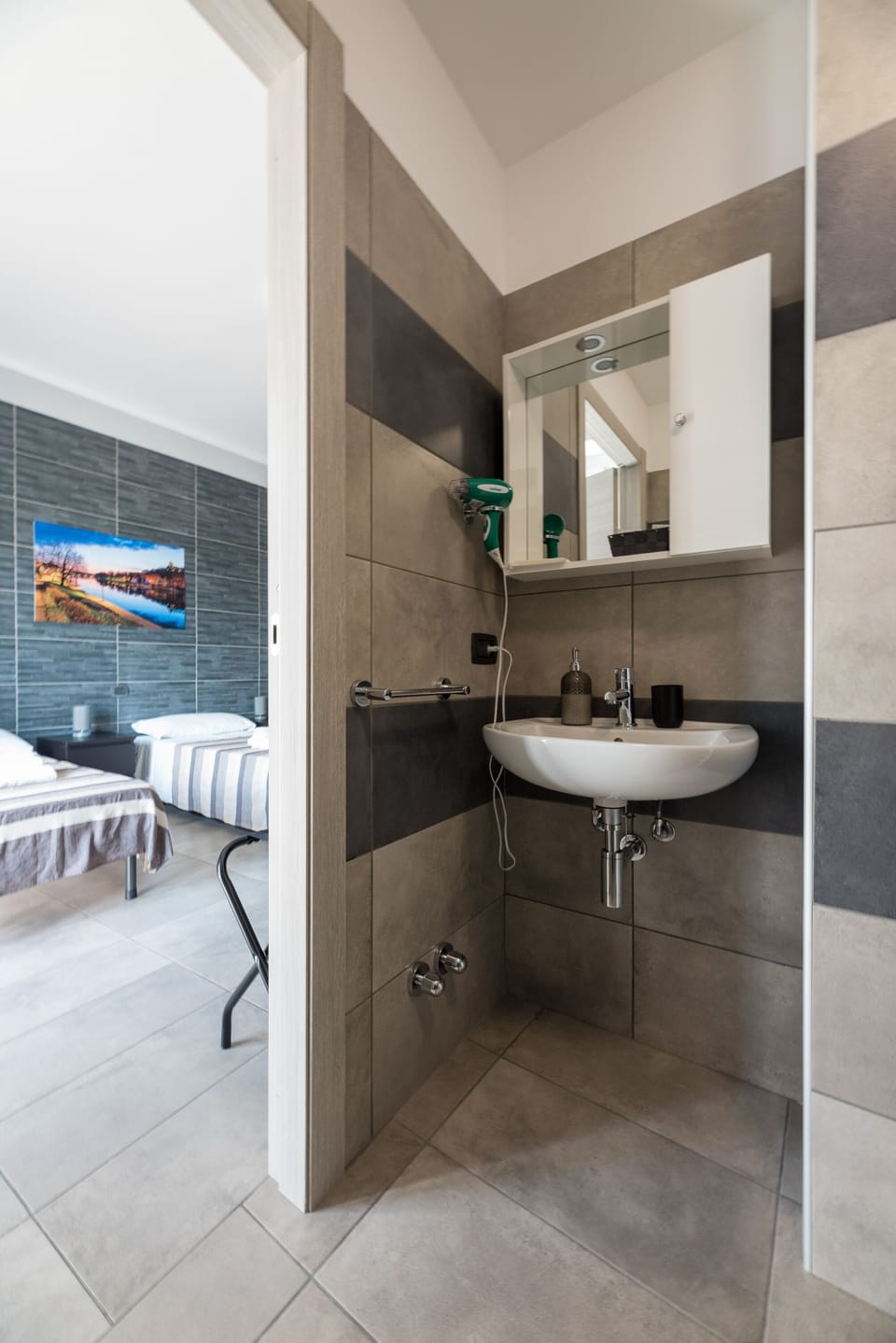 Standard Triple Room | Bathroom | Shower, rainfall showerhead, bidet, towels