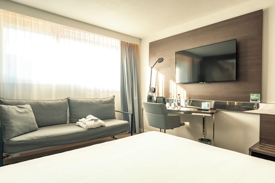 Executive Room, 1 Queen Bed with Sofa bed | Desk, blackout drapes, soundproofing, iron/ironing board