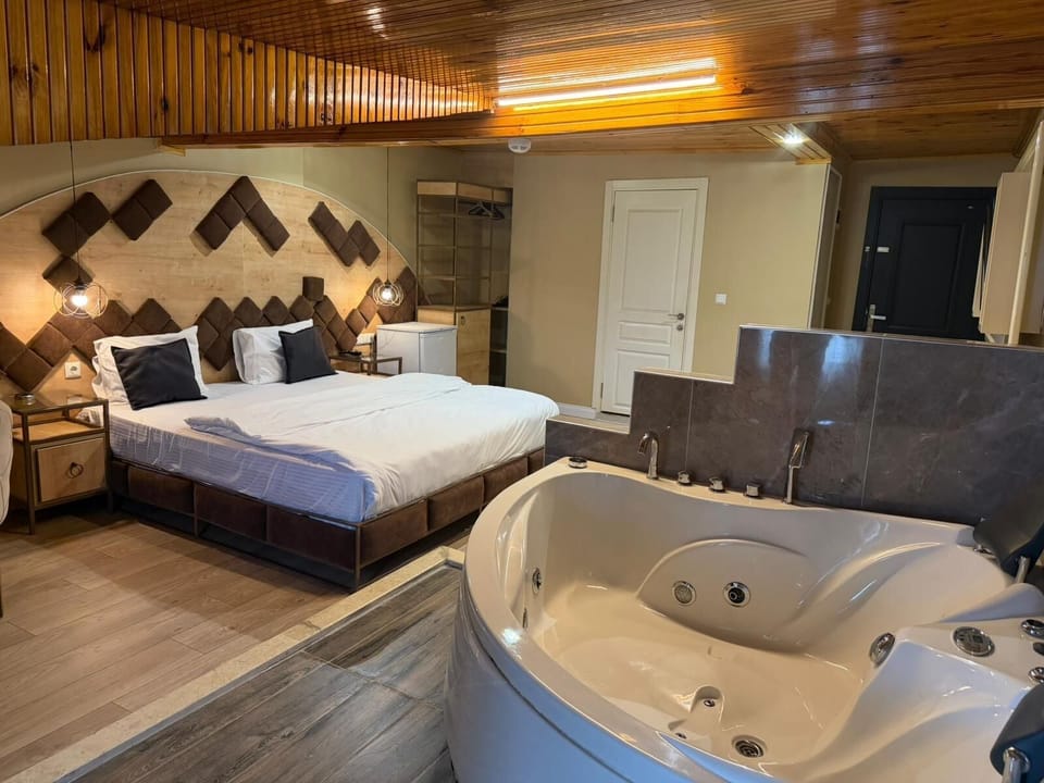 Suite Room | Minibar, in-room safe, iron/ironing board, free WiFi