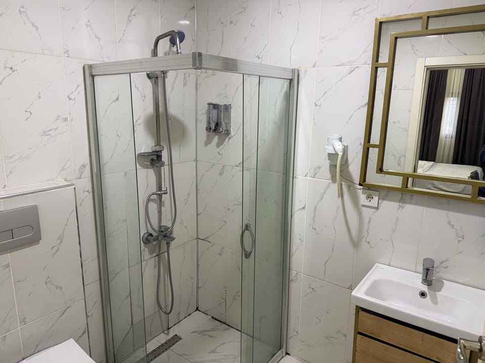 Economy Room | Bathroom | Shower, hair dryer, slippers, towels
