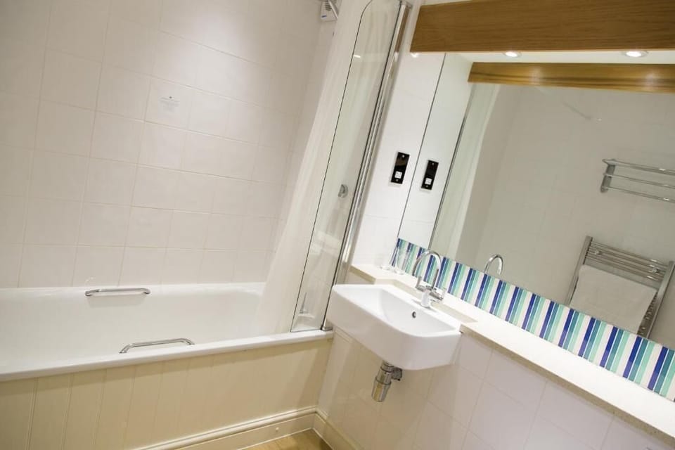 Double Room, Ensuite | Bathroom | Combined shower/tub, free toiletries, hair dryer, towels