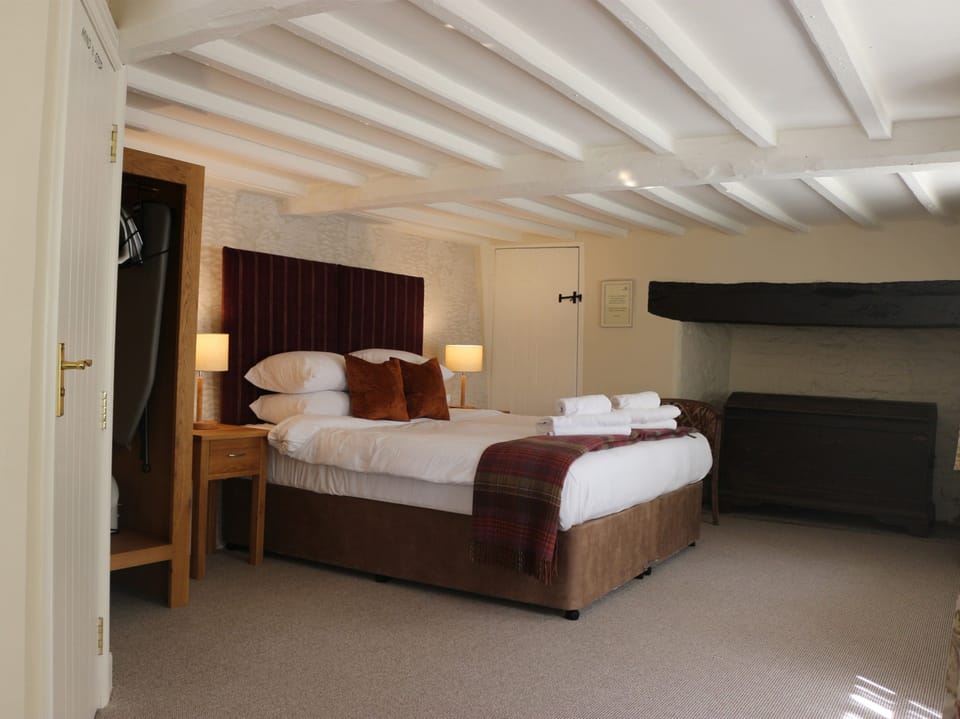 Deluxe Suite, Ensuite | Desk, cribs (surcharge), WiFi (free), bed sheets