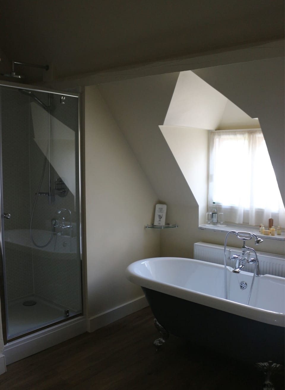 Deluxe Suite, Ensuite | Bathroom | Combined shower/tub, free toiletries, hair dryer, towels