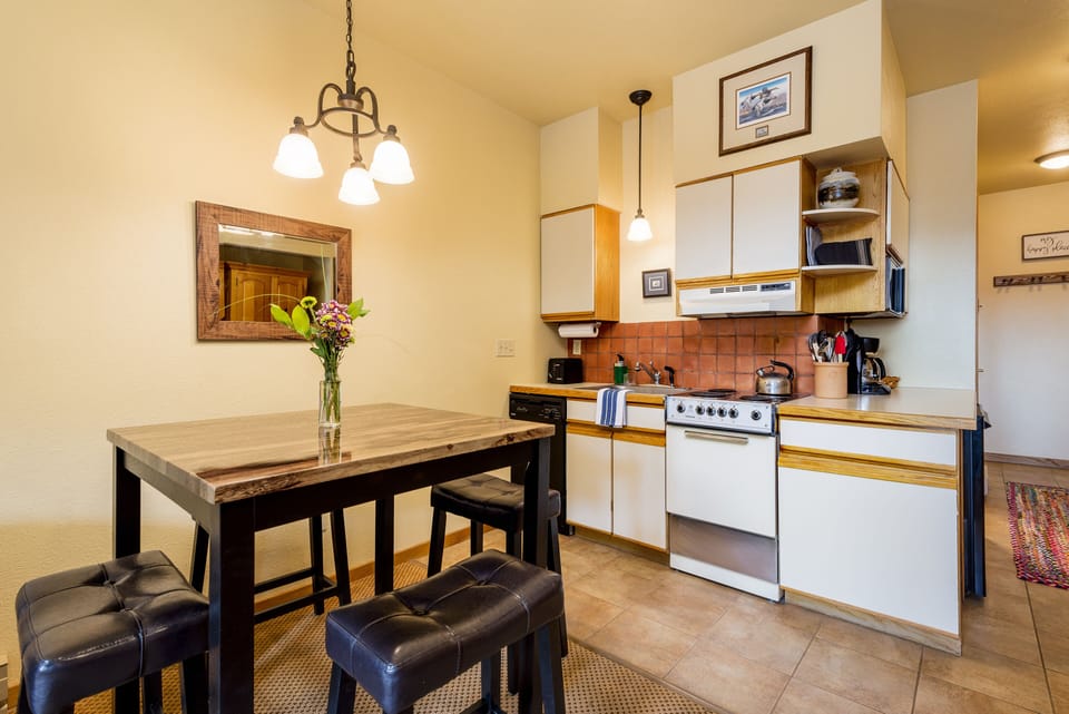 Walk to fine dining, casual restaurants and bars!Or stay in with a full kitchen!