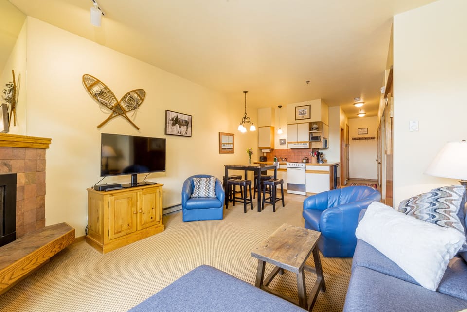 Cozy and comfortable studio with two queen beds (Murphy and Sofa Sleeper).
