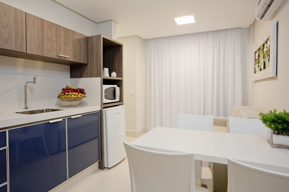 Deluxe Apartment, 1 Bedroom, Ocean View (Bloco Praia) | Living room | 32-inch flat-screen TV with cable channels, TV
