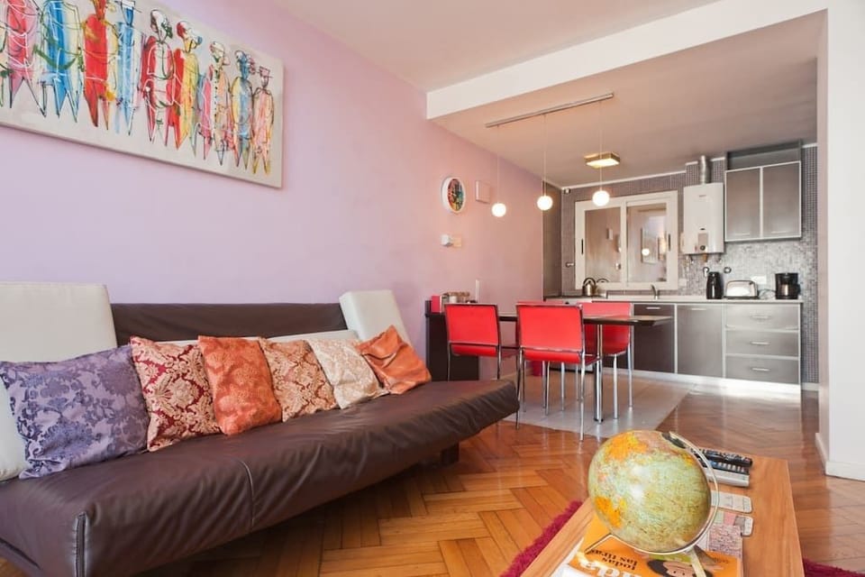 Design Apartment, 1 Bedroom | Living area | LED TV, Netflix, DVD player, first-run movies