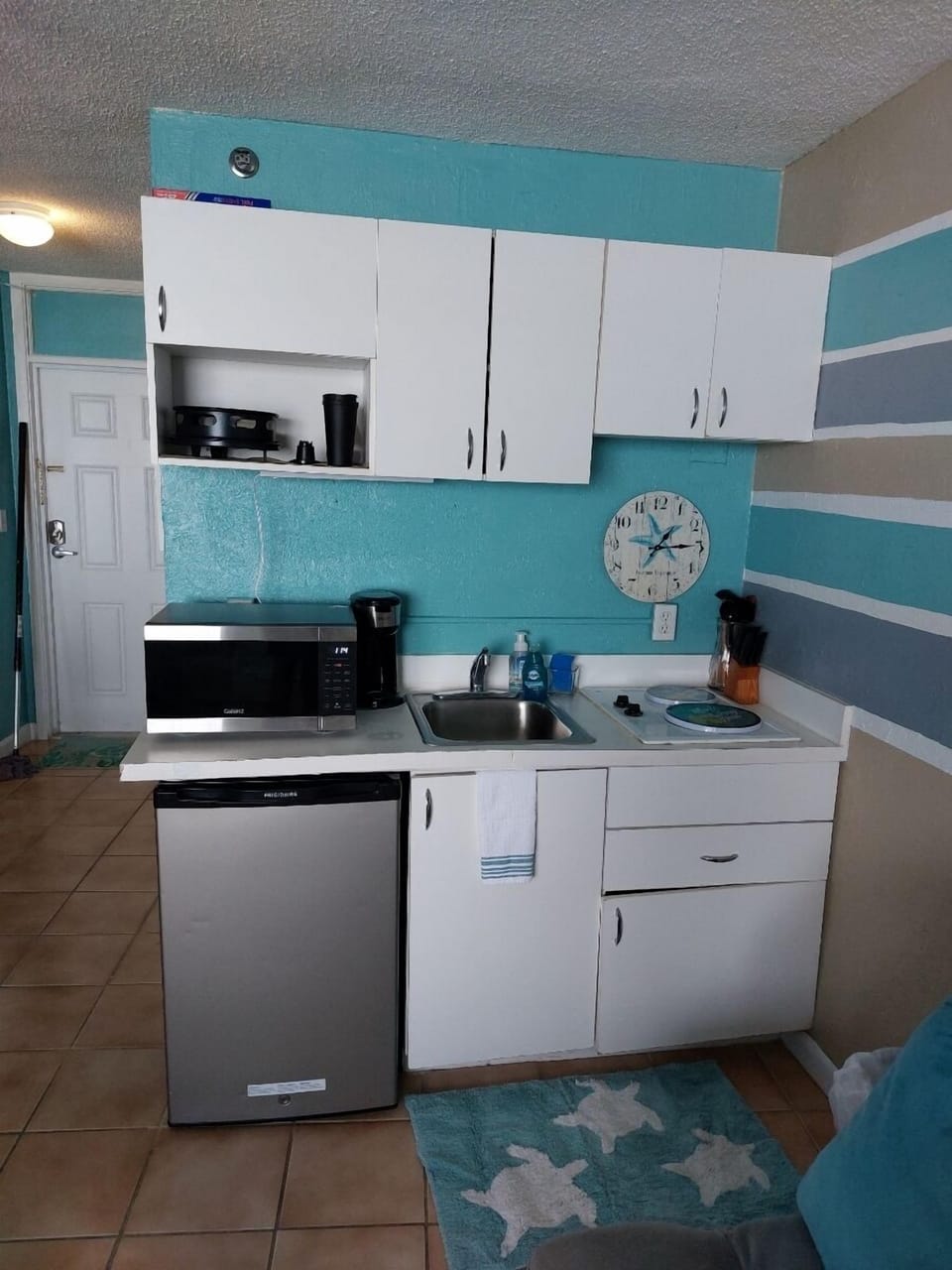 Kitchenette  with 2 stove top burners
Sink. Mini fridge. Microwave/ Air Fryer. 