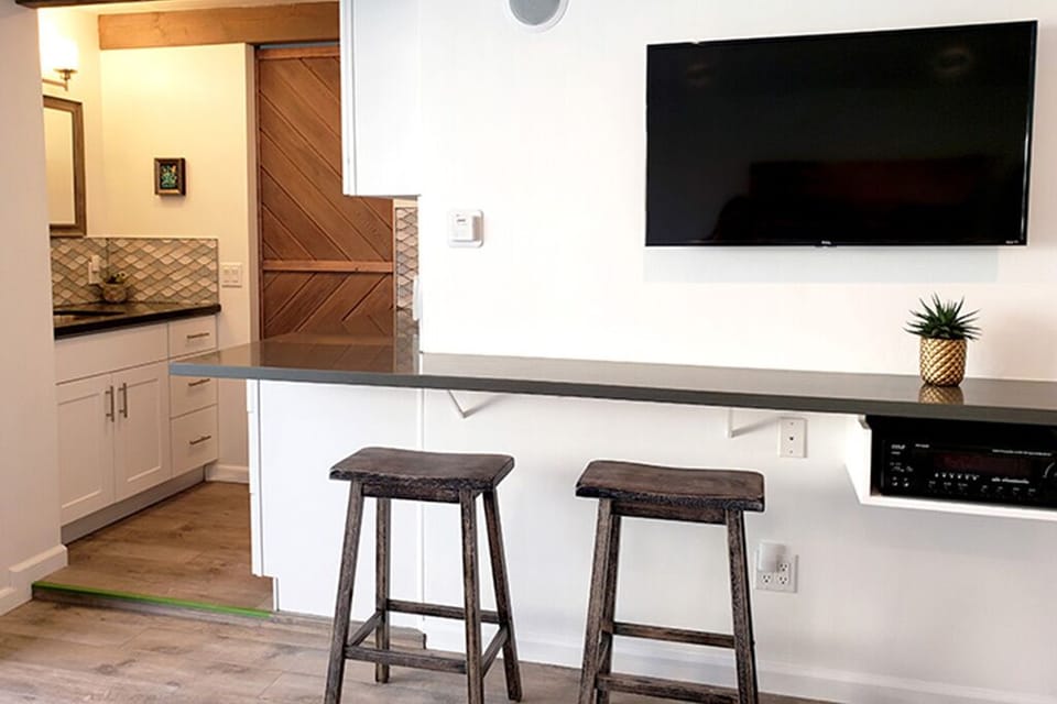Bar counter with Roku Smart TV, stereo system with bluetooth and wifi.
