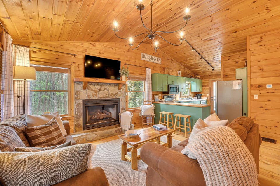 Living Room | Smart TV | Gas Fireplace | Central Heating & A/C | Free WiFi