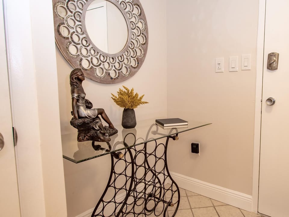 Entry table for your keys and other light tagalongs