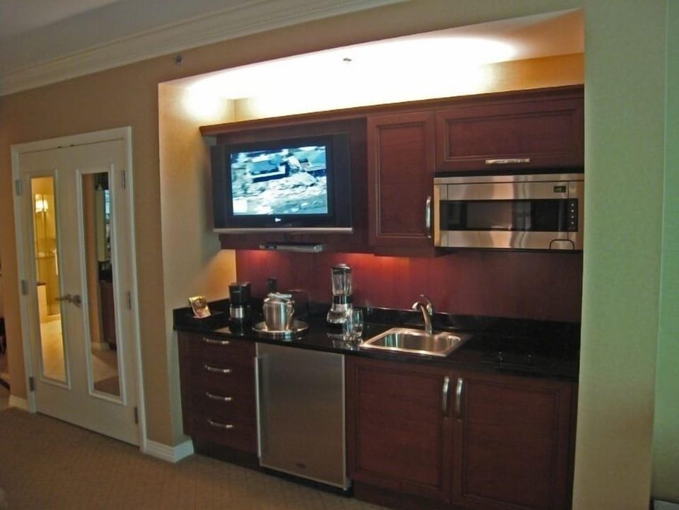 Kitchenette, closet (with safe) and foyer.