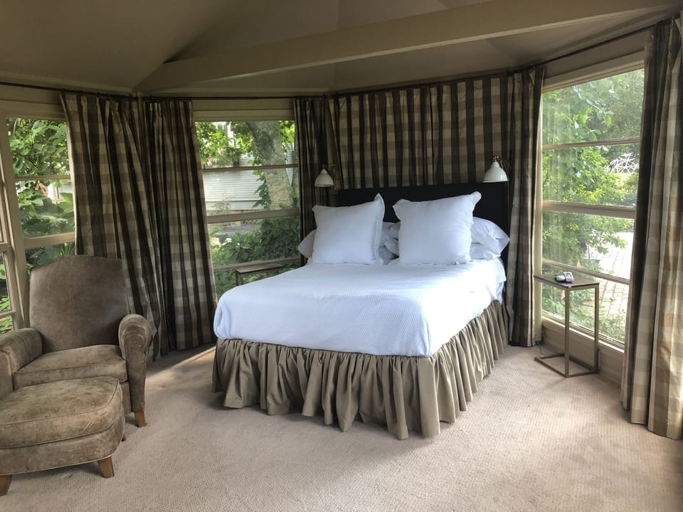 Queen size Bedroom, TV, High Thread-count  sheets.