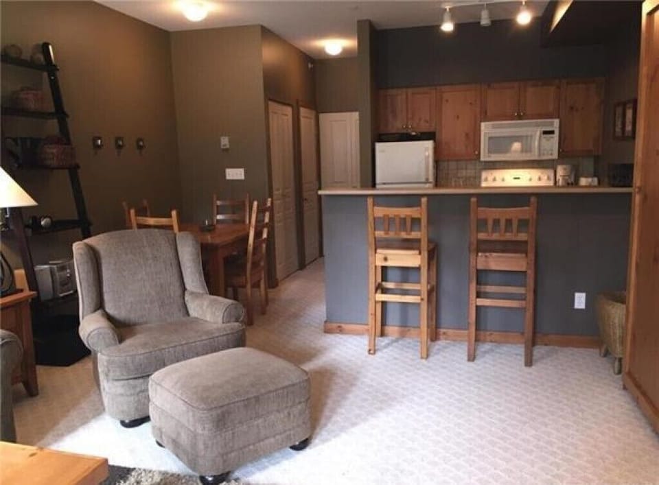 Dining room and breakfast bar