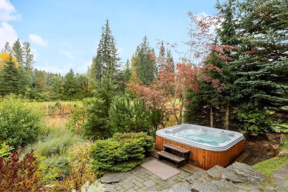 - Outdoor hot tub surrounded by trees and mountain serenity  
- Relax and soak while enjoying peaceful forest views and crisp air  
- The perfect spot to unwind after a day of skiing or hiking